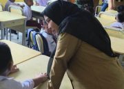 Eva Dwiana Imbau Penerima Program Biling Bersabar Menunggu Seragam Sekolah