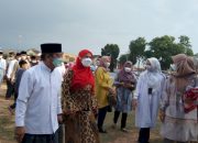 Eva Dwiana Ikut Salat Idul Adha Bersama Masyarakat di Stadion Mini Way Dadi Baru