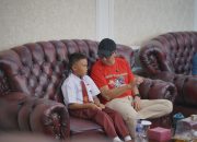 Aksi Viral Raihan Panjat Tiang Bendera, Gubernur Mirza Beri Hadiah Sepeda hingga Tabungan