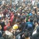 Massa Aksi Memadati Gerbang kantor Gubernur Lampung
