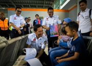 Semakin Melayani Sepenuh Hati, Direktur Utama KAI Bobby Rasyidin Menyapa Langsung Pelanggan di Wilayah Daop 1 Jakarta