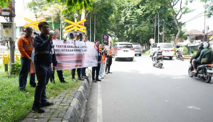 KAI Daop 8 Surabaya dan KAI Properti Gencarkan Sosialisasi Keselamatan di Perlintasan Sebidang Jelang Nataru 2025/2026
