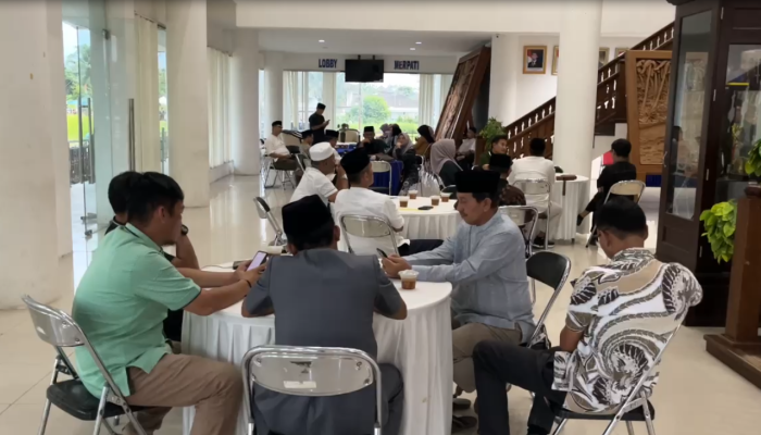 Intip Keseruan Bukber Keluarga Besar DPRD Pesisir Barat, Menu Utamanya Ikan Tuhuk!