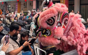 KAI Divre III Palembang Meriahkan Tahun Baru Imlek 2577 dengan Atraksi Barongsai dan Kejutan Spesial
