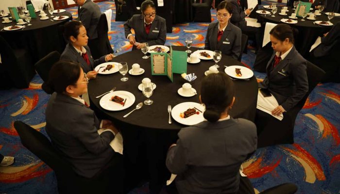 Langsung Terjun Bersama Industri, Program Hotel Management BINUS University Berikan Pengalaman Table Manner dan Operasional Hotel di Le Meridien, Jakarta
