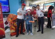 Semarak Imlek, LRT Jabodebek Bagi-bagi Souvenir ke Pelanggan di 3 Stasiun