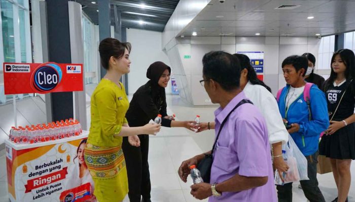 KAI Bandara Fasilitasi Penumpang Berbuka Puasa di Stasiun dan Dalam Kereta
