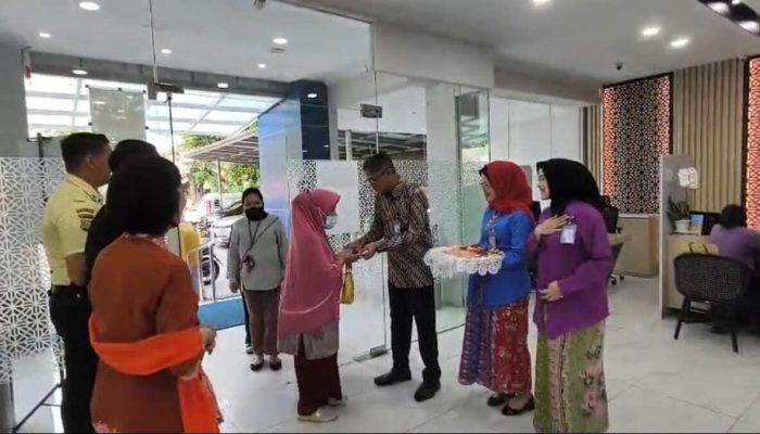 Semarak Hari Pelanggan Nasional, BRI BO Tanjung Priok Sambut Nasabah Hangat Berwastra