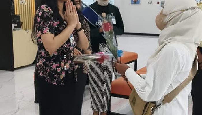 Semarak Hari Pelanggan Nasional, Pemimpin Cabang BRI BO Cut Mutiah Sambut Nasabah dengan Hangat