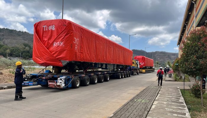 KAI Logistik Rampungkan Pengiriman 8 Unit KRL dari Banyuwangi ke Kalimas