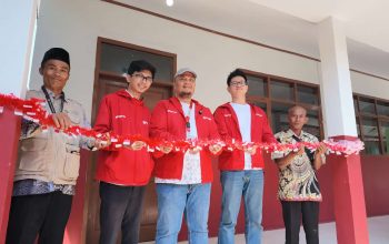 OCBC Syariah dan Rumah Wakaf Salurkan Wakaf untuk Dukung Pendidikan & Keterampilan Siswa di Pelosok Garut