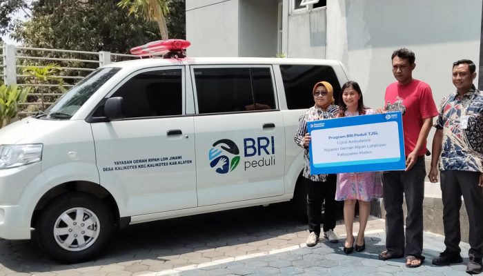 Perkuat Layanan Kesehatan di Hari Batik Nasional, BRI Serahkan Ambulans untuk SMA Yayasan Gemah Ripah Lohjinawi Klaten